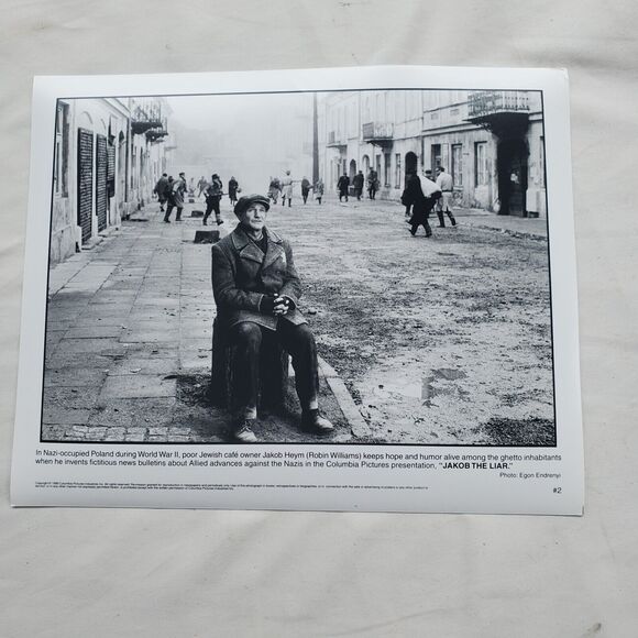 Robin Williams Press Photos 1999 Jakob The Liar  Columbia Pictures Lot Of 8 - Picture 2 of 9